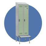Garderobenschrank/Spind mit zwei Türen mit hygienischen Lüftungsschlitzen, Schrägdach und Sitzbank-Gestell.