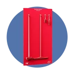 Rote Schattenwand mit Besen, Abzieher und Bürsten zur hygienischen und farblich sortierten Aufbewahrung von Reinigungsgeräten.