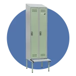 Garderobenschrank/Spind mit zwei Türen mit hygienischen Lüftungsschlitzen, Schrägdach und Sitzbank-Gestell.